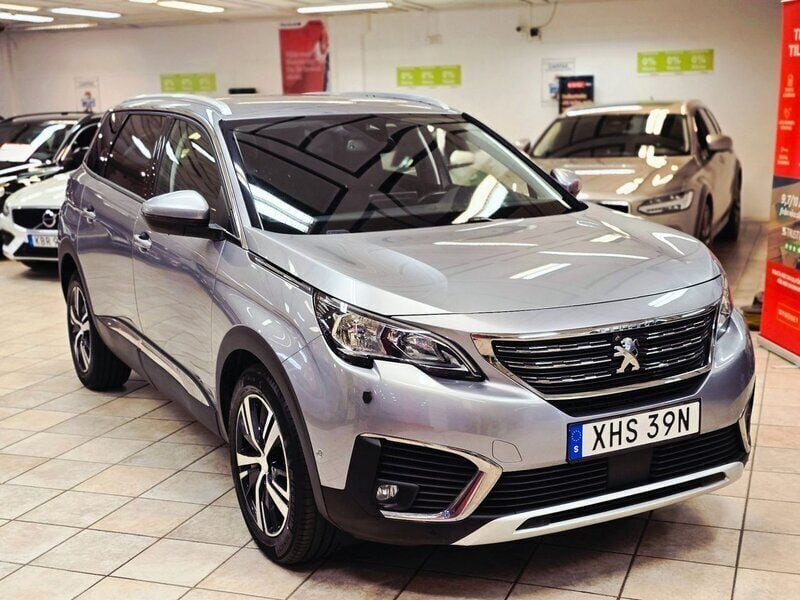 Grå Begagnad 2019 Peugeot 5008 Minibuss | 229 900 kr (Marknadspris) - Bild 1/4