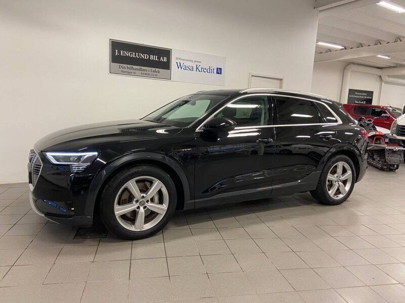Svart Begagnad 2020 Audi e-tron SUV | 559 900 kr - Bild 1/4