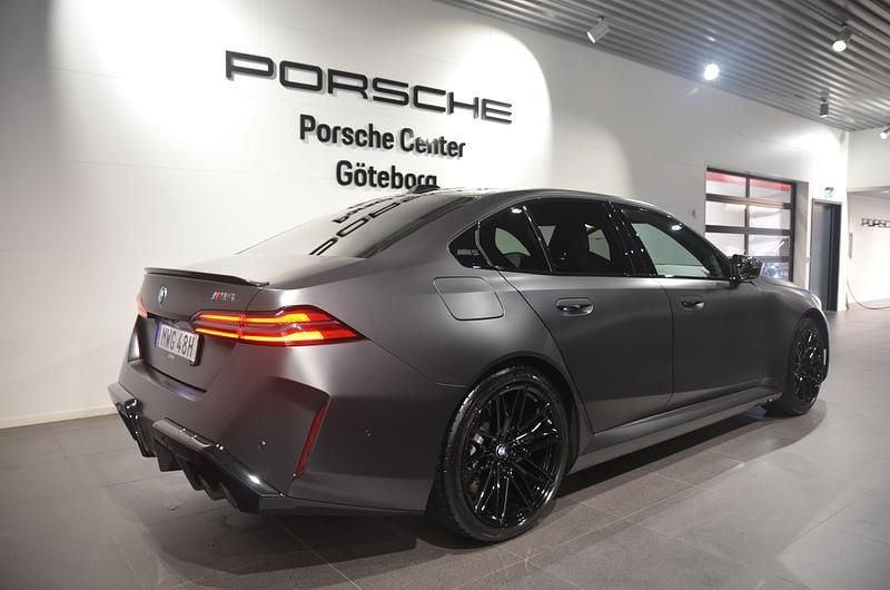 Begagnad BMW M5 Comfort Edition 2025 Grå Sedan