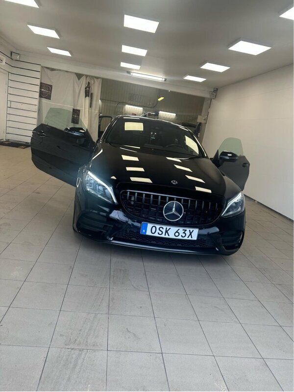 Svart Begagnad 2019 Mercedes C300 AMG line Sportkupé | 344 000 kr (Marknadspris) - Bild 1/4