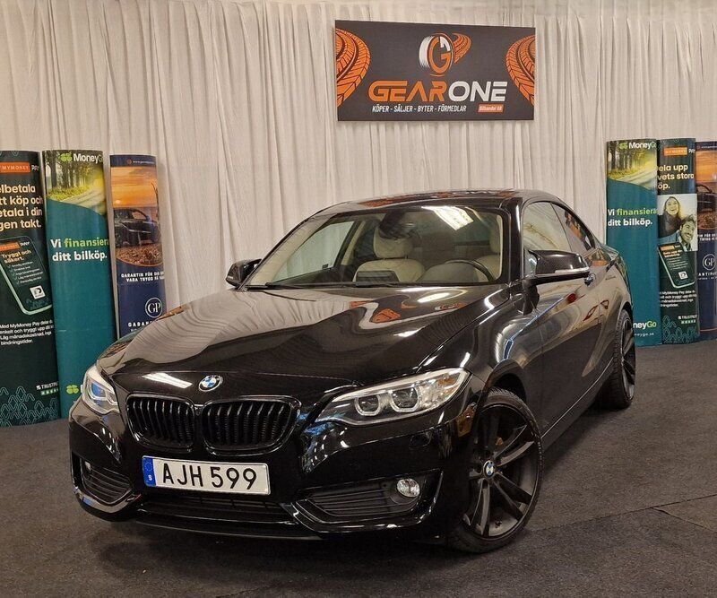 Svart Begagnad 2016 BMW 220 Advantage Sportkupé | 184 900 kr (Marknadspris) - Bild 1/4
