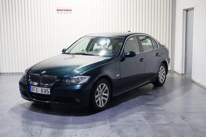 Mörkgrön Begagnad 2005 BMW 325 Advantage Sedan | 65 900 kr (Marknadspris) - Bild 1/4