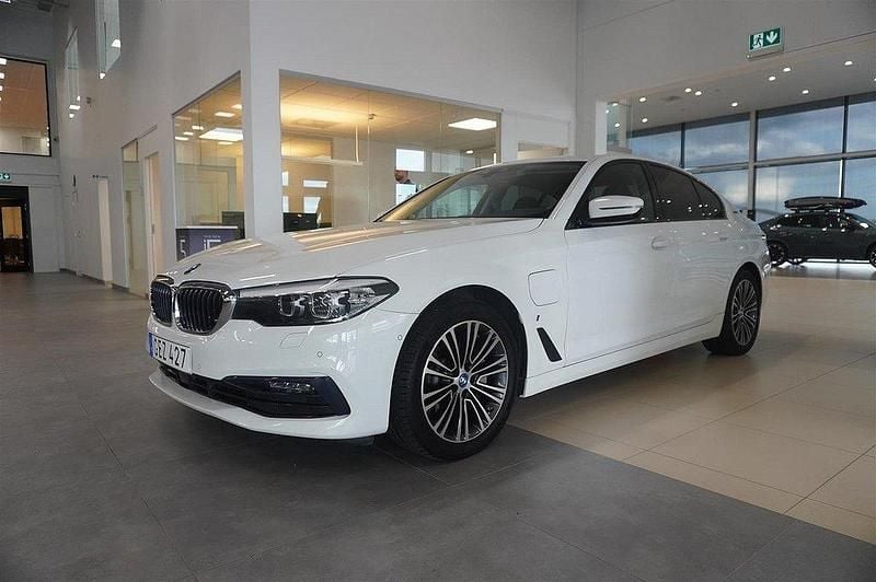 Vit Begagnad 2018 BMW 530e iPerformance Sedan | 259 800 kr (Marknadspris) - Bild 1/4