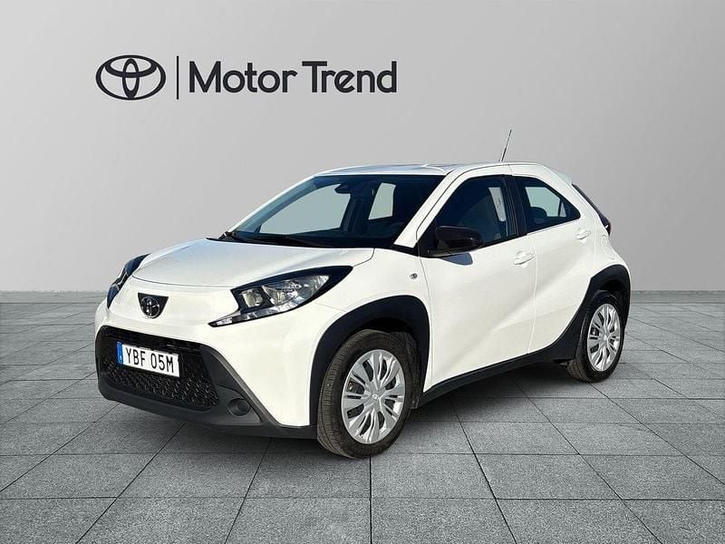 Vit Begagnad 2022 Toyota Aygo X-play Halvkombi | 134 900 kr (Bra pris) - Bild 1/3