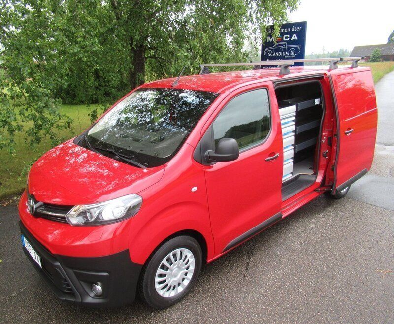 Röd Begagnad 2022 Toyota Proace Van | 265 000 kr (Marknadspris) - Bild 1/4