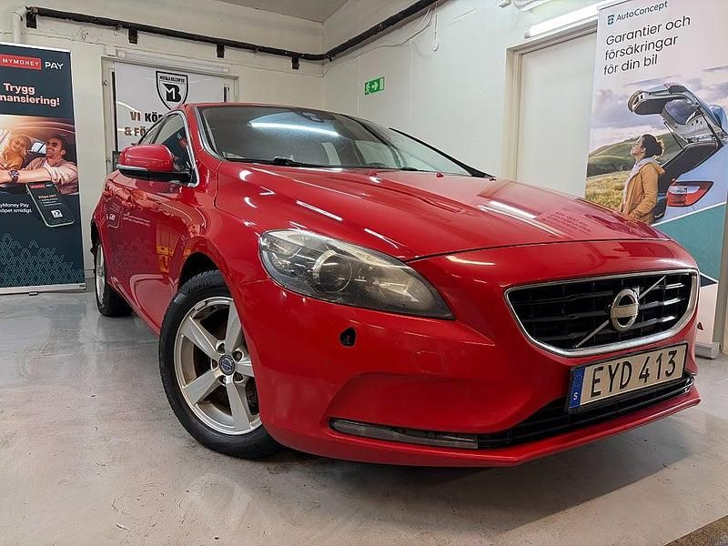 Röd Begagnad 2014 Volvo V40 Halvkombi | 69 000 kr (Marknadspris) - Bild 1/4