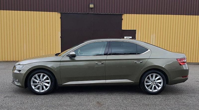 Begagnad Skoda Superb Style 180 HK (132 kW) 2016 Ljusgrön Halvkombi