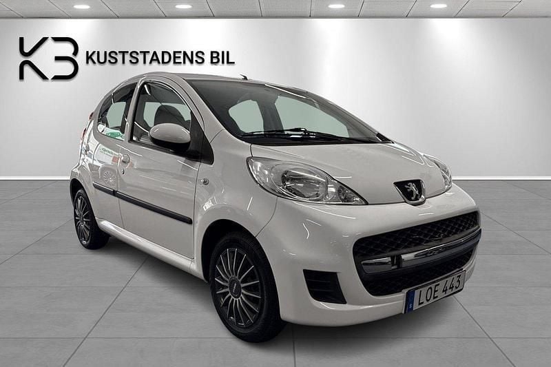Vit Begagnad 2011 Peugeot 107 Halvkombi | 39 900 kr (Marknadspris) - Bild 1/4