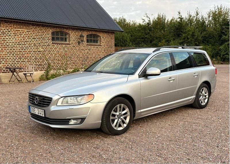 Silver Begagnad 2014 Volvo V70 Momentum Kombi | 130 000 kr (Marknadspris) - Bild 1/4