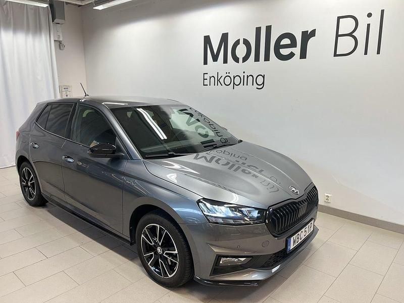 Grå (graphite grey metallic) Begagnad 2024 Skoda Fabia Monte Carlo Halvkombi | 234 400 kr (Marknadspris) - Bild 1/4