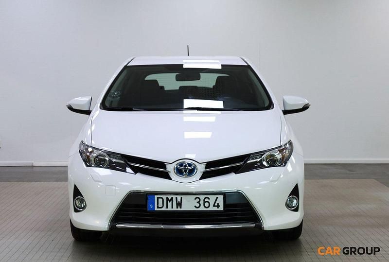 Vit Begagnad 2013 Toyota Auris Hybrid Active Halvkombi | 149 900 kr (Marknadspris) - Bild 1/4