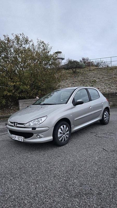 Grå Begagnad 2005 Peugeot 206 Sport Halvkombi | 19 900 kr (Marknadspris) - Bild 1/4