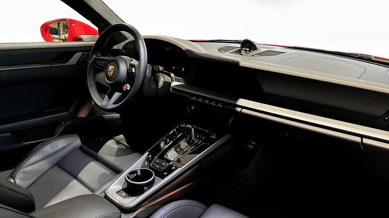 Begagnad Porsche 911 Carrera S 480 HK (353 kW) 2025 Röd