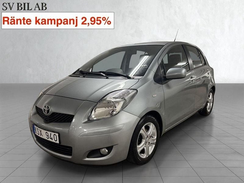 Grå Begagnad 2010 Toyota Yaris Halvkombi | 84 900 kr (Marknadspris) - Bild 1/4