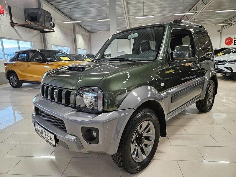 Ljusbrun (cool khaki pearl metallic) Begagnad 2017 Suzuki Jimny SUV | 214 000 kr (Marknadspris) - Bild 1/4