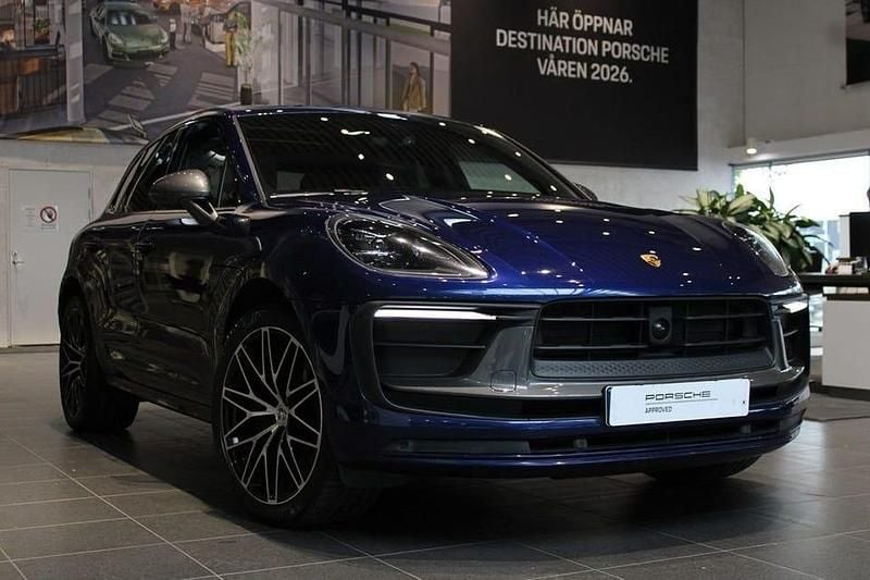 Mörkblå (gentian blue metallic) Begagnad 2023 Porsche Macan SUV | 649 000 kr (Marknadspris) - Bild 1/4