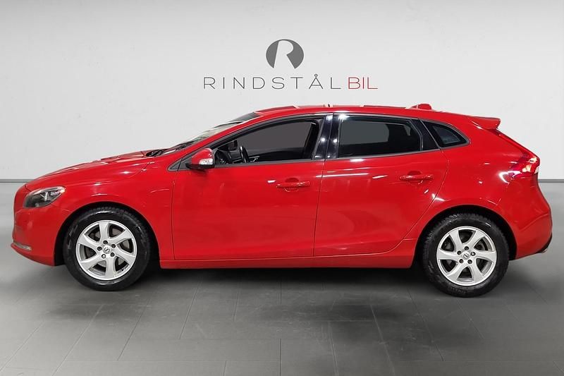 Begagnad Volvo V40 Kinetic 180 HK (132 kW) 2013 Röd Halvkombi