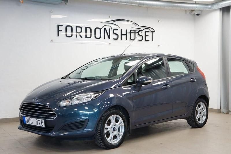 Grå Begagnad 2013 Ford Fiesta Trend Halvkombi | 69 900 kr (Marknadspris) - Bild 1/4