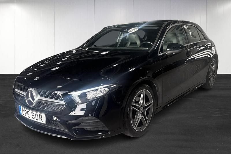 Svart Begagnad 2022 Mercedes A180 AMG Halvkombi | 279 900 kr (Lite dyr) - Bild 1/4