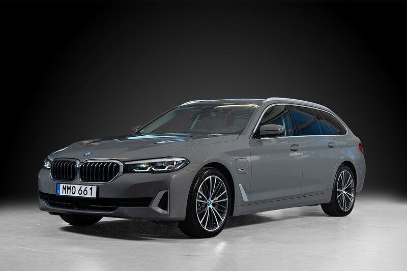 Grå Begagnad 2022 BMW 530e Luxury Line Kombi | 475 000 kr (Lite dyr) - Bild 1/4