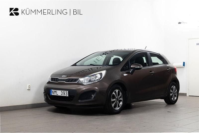 Brun Begagnad 2013 Kia Rio Halvkombi | 79 900 kr (Marknadspris) - Bild 1/4