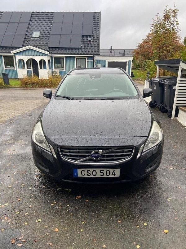 Svart Begagnad 2012 Volvo V60 Kombi | 55 000 kr (Marknadspris) - Bild 1/4