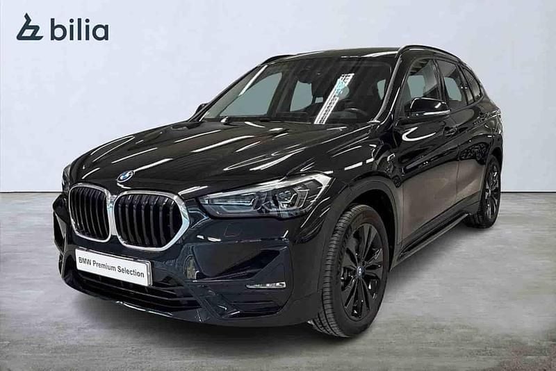 Svart Begagnad 2022 BMW X1 SUV | 329 900 kr (Marknadspris) - Bild 1/1