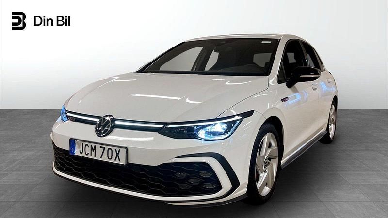 Vit Begagnad 2021 VW Golf VIII Style Halvkombi | 354 800 kr (Marknadspris) - Bild 1/4