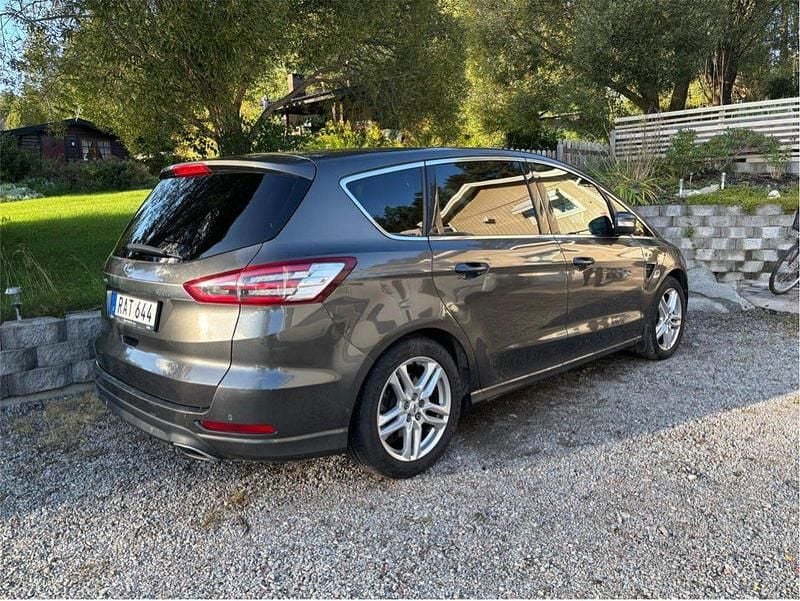 Grå Begagnad 2016 Ford S-MAX Business Edition Minibuss | 159 000 kr (Marknadspris) - Bild 1/4