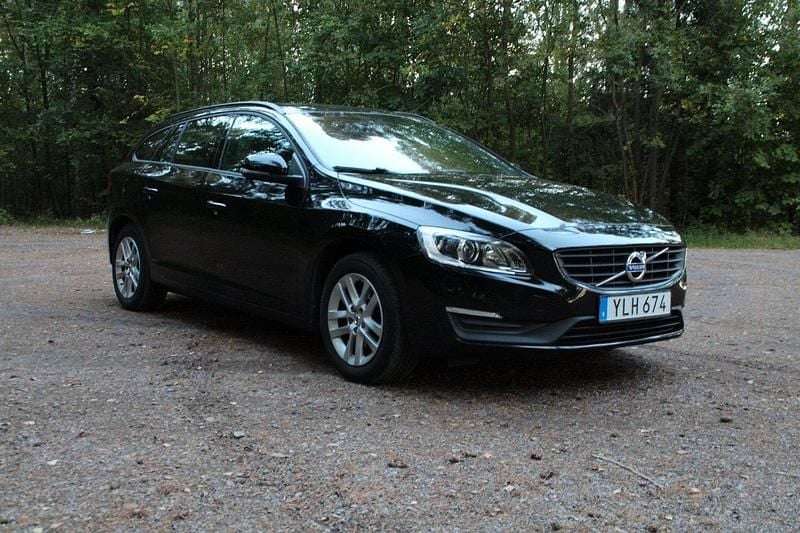Svart Begagnad 2018 Volvo V60 Kinetic Kombi | 164 900 kr (Marknadspris) - Bild 1/4