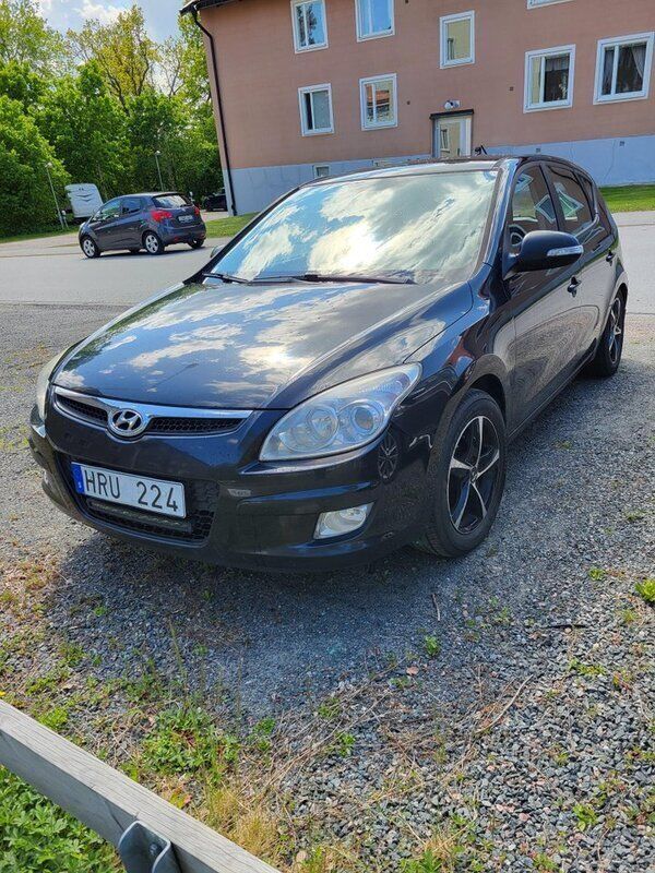 Svart Begagnad 2009 Hyundai i30 Halvkombi | 25 000 kr (Marknadspris) - Bild 1/4