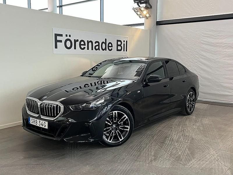 Svart Ny 2025 BMW 530e M Sport Sedan | 589 900 kr (Superpris) - Bild 1/4