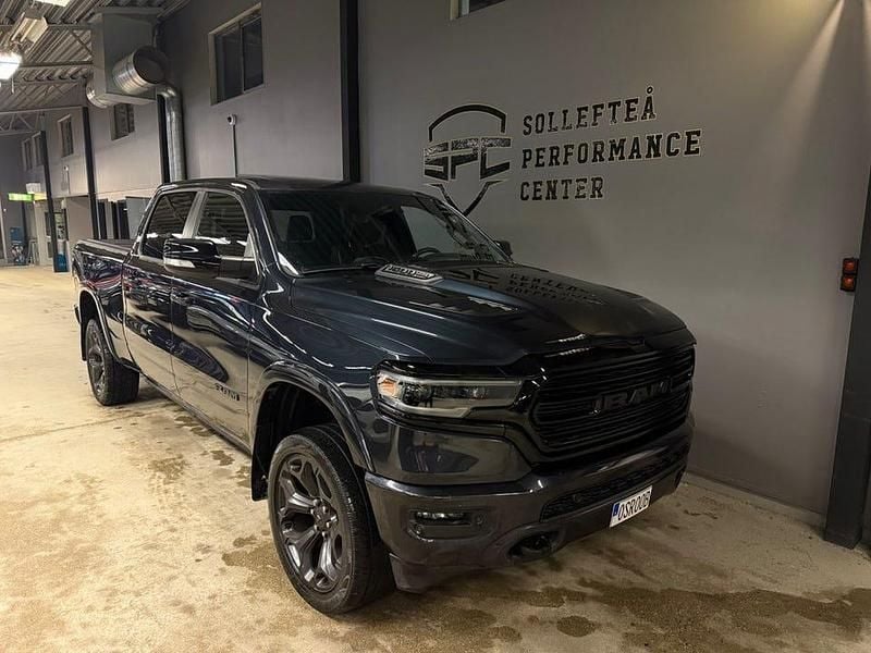 Grå Begagnad 2021 Dodge Ram Limited Pickup | 849 900 kr - Bild 1/4
