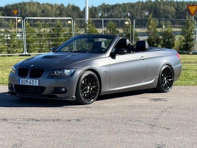 Silver Begagnad 2007 BMW 335 M Sport Cab | 188 000 kr (Superpris) - Bild 1/4