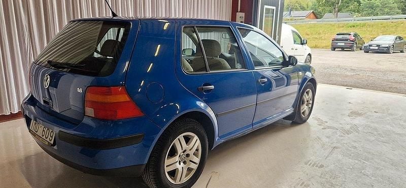 Ljusblå Begagnad 2002 VW Golf IV Basis Halvkombi | 19 900 kr (Bra pris) - Bild 1/4