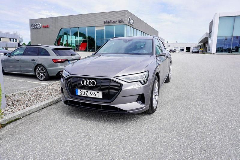 Grå Begagnad 2020 Audi e-tron S-Line SUV | 269 000 kr (Superpris) - Bild 1/4