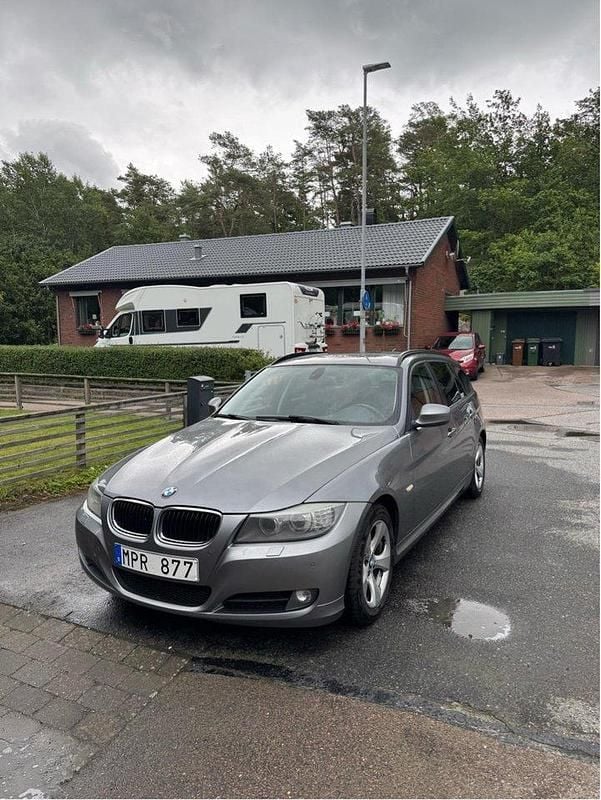 Grå Begagnad 2012 BMW 320 Kombi | 65 000 kr (Bra pris) - Bild 1/4