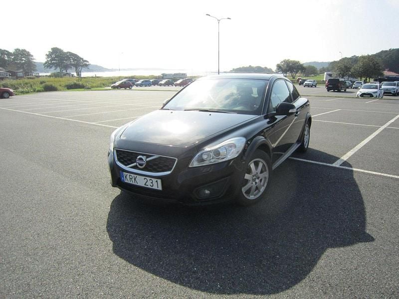 Svart Begagnad 2011 Volvo C30 Momentum Halvkombi | 37 000 kr (Marknadspris) - Bild 1/4