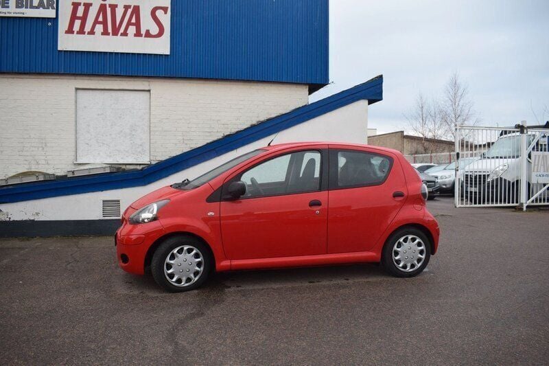 Mörkröd (röd) Begagnad 2010 Toyota Aygo Halvkombi | 34 500 kr (Marknadspris) - Bild 1/4