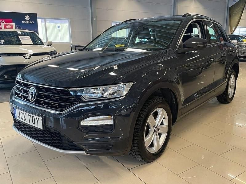 Gråmetallic Begagnad 2021 VW T-Roc SUV | 239 000 kr (Marknadspris) - Bild 1/4