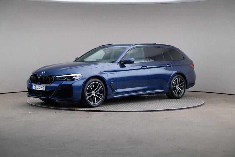 Blå (phytonic blå) Begagnad 2021 BMW 530e Shadowline Kombi | 365 000 kr (Lite dyr) - Bild 1/4
