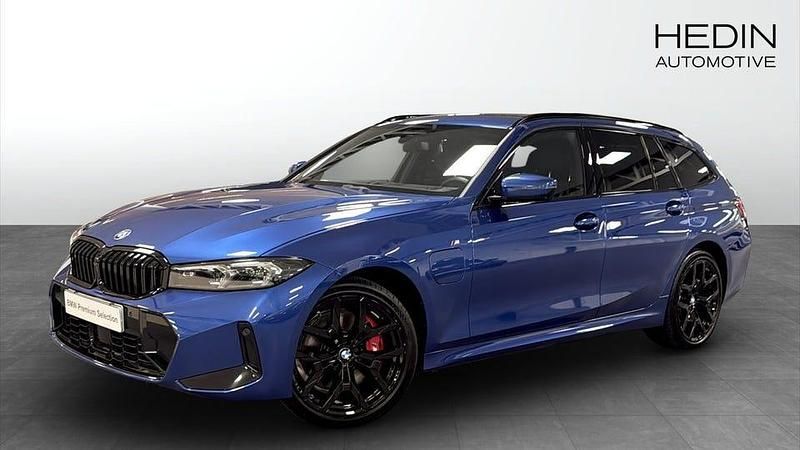 Blå Begagnad 2025 BMW 330 M Sport Kombi | 598 700 kr - Bild 1/4