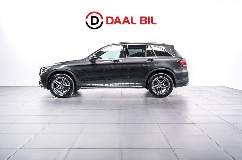 Grå Begagnad 2020 Mercedes GLC300e AMG SUV | 394 700 kr (Marknadspris) - Bild 1/4