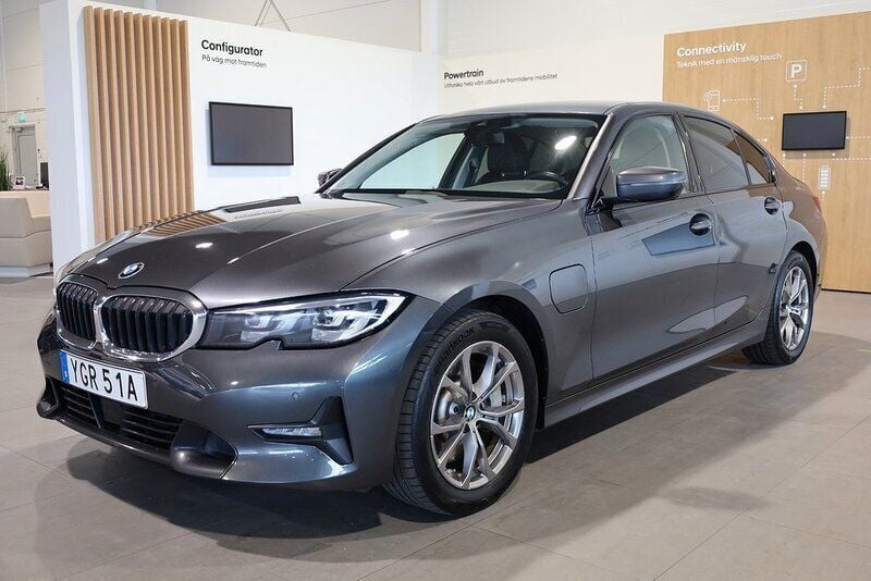 Grå Begagnad 2019 BMW 330e Sport Line Sedan | 279 900 kr (Bra pris) - Bild 1/3