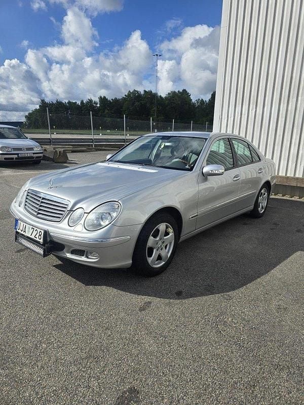 Silver Begagnad 2003 Mercedes E240 Sedan | 43 000 kr (Lite dyr) - Bild 1/4