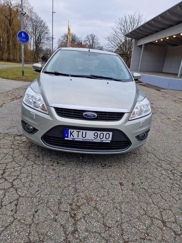 Grå Begagnad 2010 Ford Focus Halvkombi | 43 000 kr (Lite dyr) - Bild 1/4