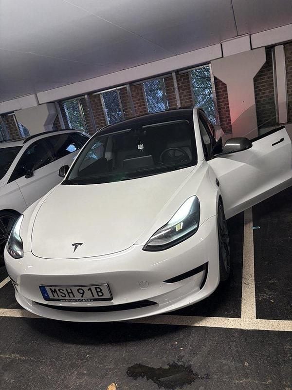 Vit Begagnad 2021 Tesla Model 3 Standard Range Plus Sedan | 269 900 kr (Marknadspris) - Bild 1/3