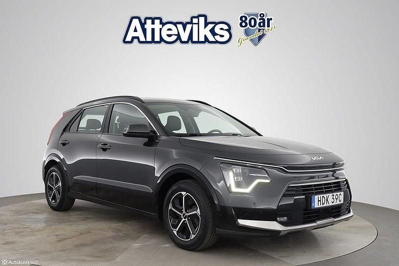 Grå Begagnad 2022 Kia Niro Advance SUV | 298 900 kr (Marknadspris) - Bild 1/3