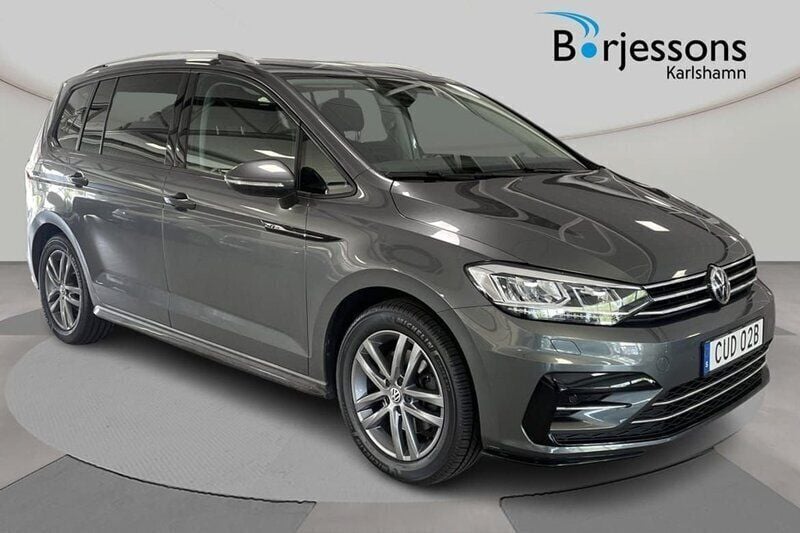 Mörkgrå Begagnad 2020 VW Touran R-line Minibuss | 298 000 kr (Marknadspris) - Bild 1/4