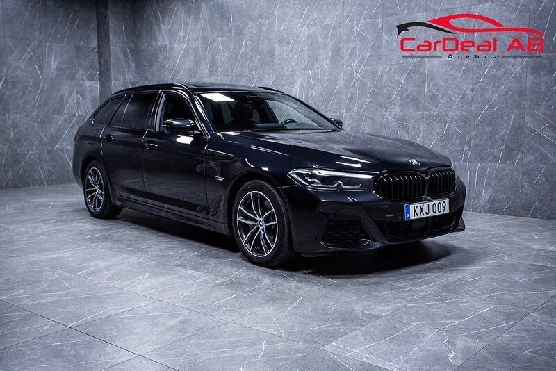 Svart Begagnad 2022 BMW 530e M Sport Kombi | 384 800 kr (Marknadspris) - Bild 1/4